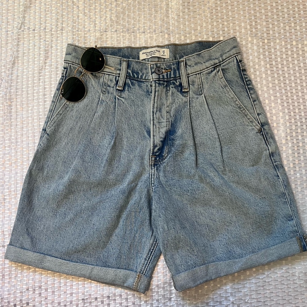 Abercrombie & Fitch | The Pleaded Ultra High Shorts